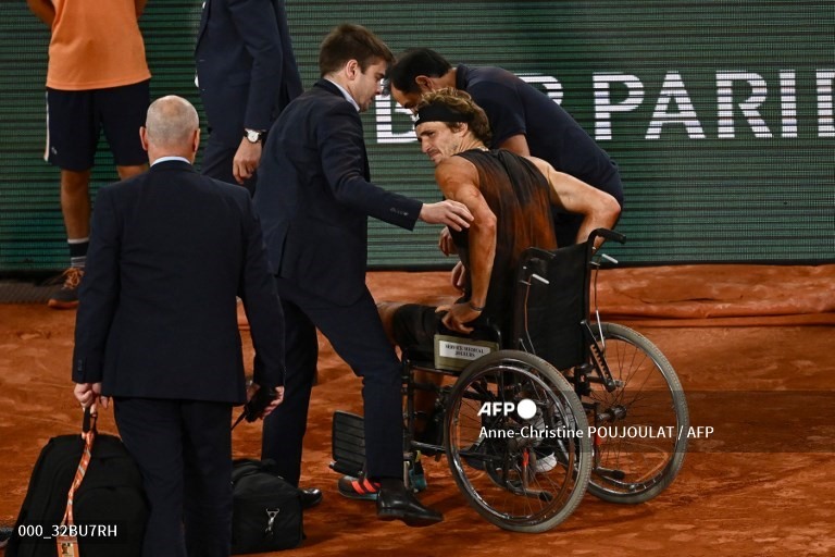 Zverev phải bỏ cuộc một cách đáng tiếc vì chấn thương. Ảnh: AFP