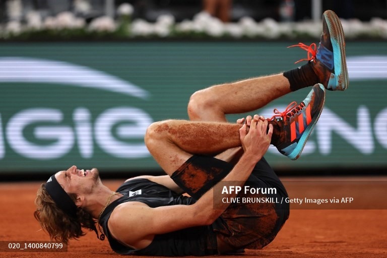 Zverev phải bỏ cuộc một cách đáng tiếc vì chấn thương. Ảnh: AFP