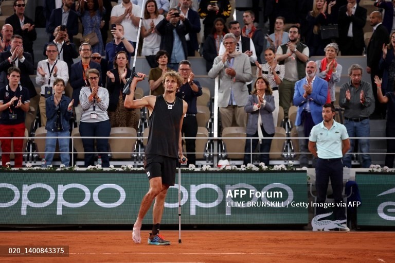 Zverev phải bỏ cuộc một cách đáng tiếc vì chấn thương. Ảnh: AFP