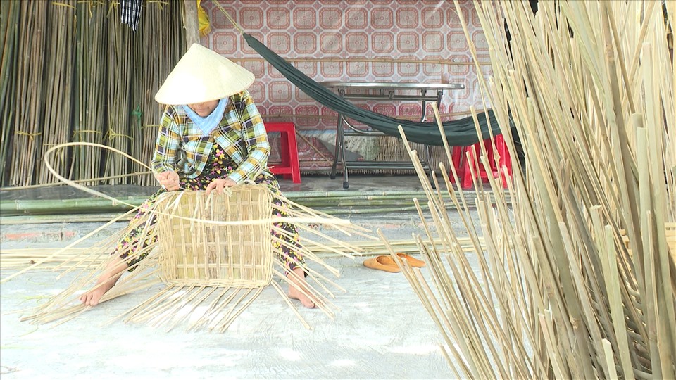 Bà Hồ Thị Thúy- Người dân Làng nghề đan đát truyền thống xã Vĩnh Phú Đông đan cần xé