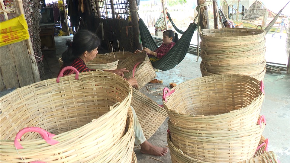 Người dân làng nghề đan đát truyền thống xã Vĩnh Phú Đông đan cần xé