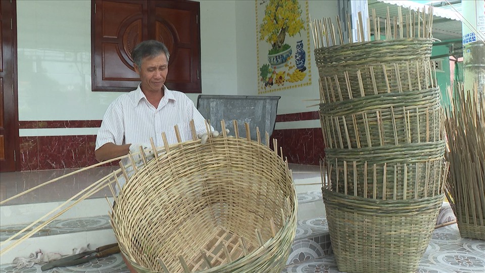 Không chỉ có phụ nữ, cánh đàn ông Làng nghề đan đát truyền thống xã Vĩnh Phú Đông cũng tham gia để tăng thu nhập gia đình