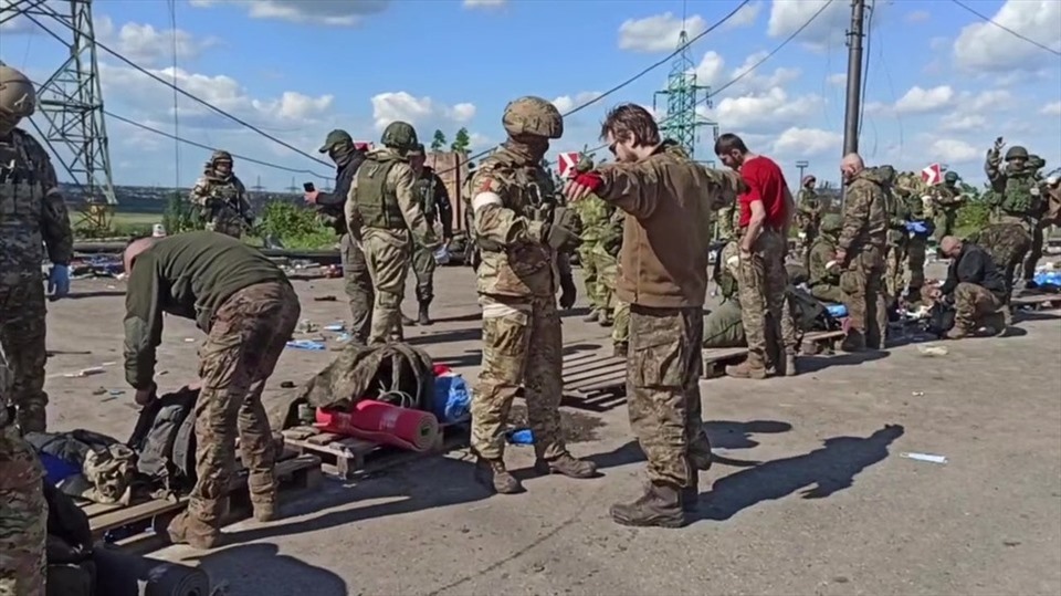 Các chiến binh tiểu đoàn Azov của Ukraina đầu hàng Nga. Ảnh: Bộ Quốc phòng Nga