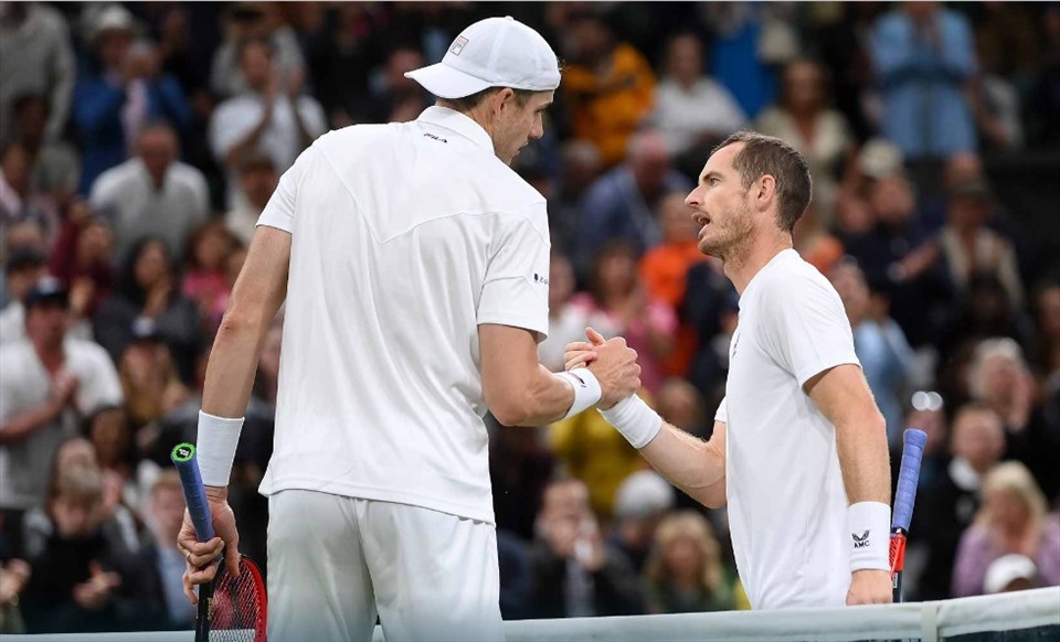 Andy Murray bất lực trước những cú giao bóng khủng khiếp của John Isner. Ảnh: ATP