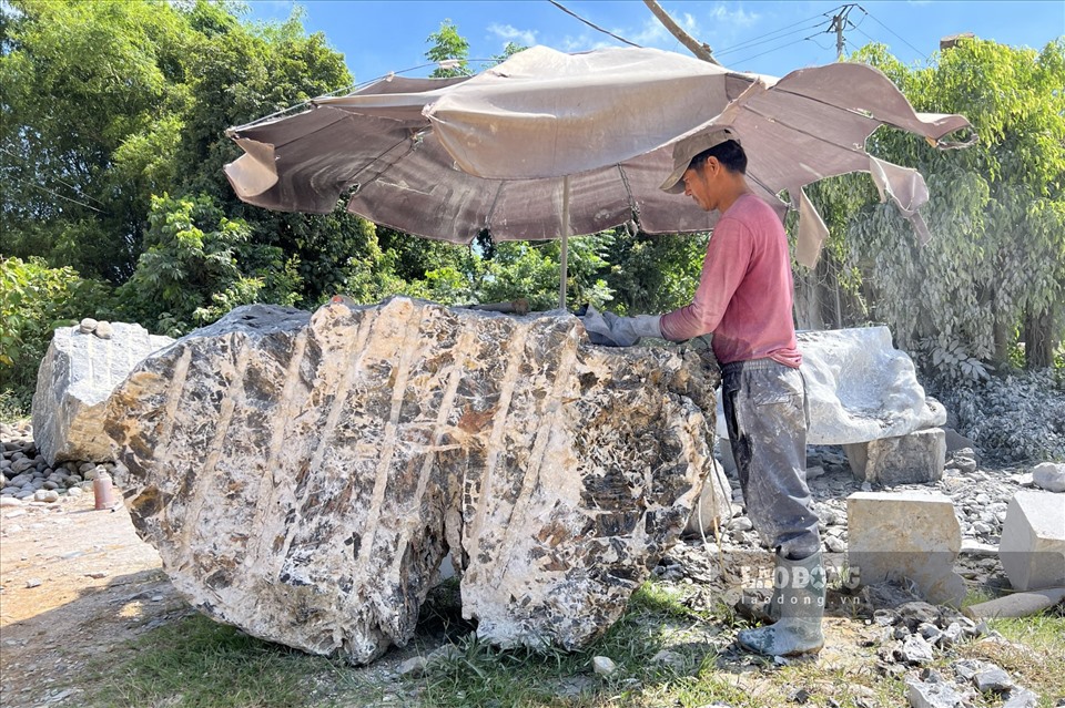 Những ngày cuối tháng 6.2022, có mặt tại làng đá mỹ nghệ tại thôn Sỏi, xã Phú Thành, huyện Lạc Thủy, theo ghi nhận của PV, giữa cái nắng như thiêu, như đốt giữa trưa hè, tiếng mài, tiếng búa chà vào những khối đá vẫn đều đều vang lên, sắc lẹm.