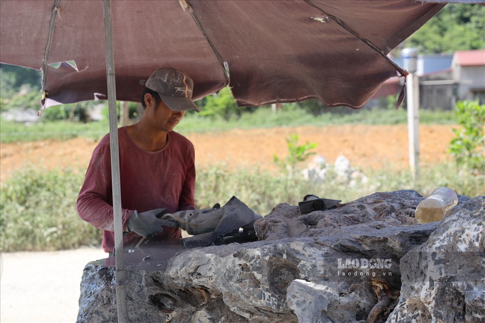 PV gặp anh Bùi Văn Nam (34 tuổi) khi đang thực hiện những công đoạn đầu tiên tạo hình cho chiếc bàn đá: “Việc định hình và tạo mặt bàn là quan trọng nhất, bởi từ đó sẽ phát triển ra các ý tưởng về hình thù đặc biệt riêng của từng tác phẩm“.