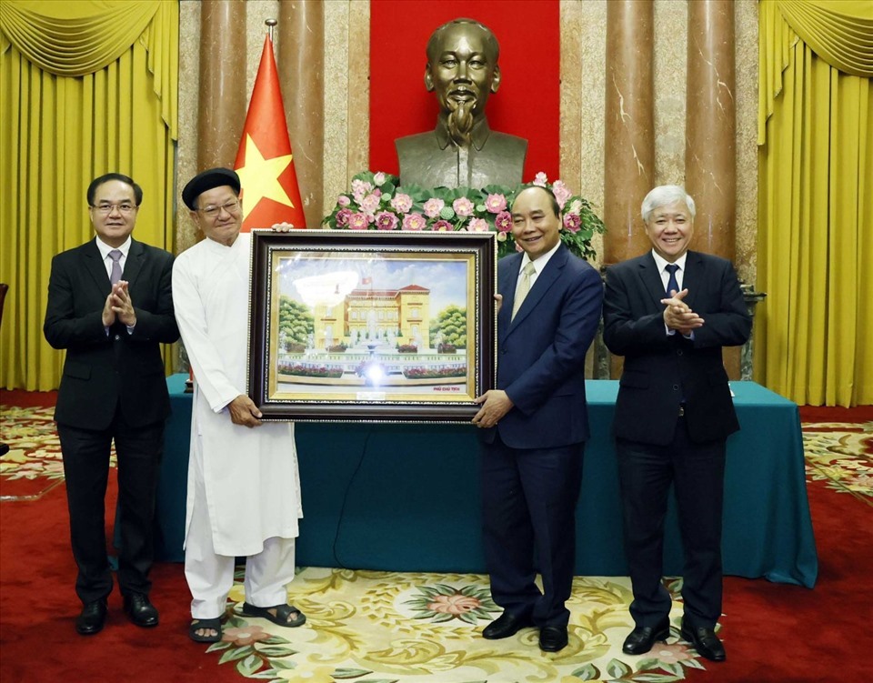 Chủ tịch nước Nguyễn Xuân Phúc tặng tranh lưu niệm các Hội thánh và Tổ chức Cao Đài. Ảnh: Song Minh
