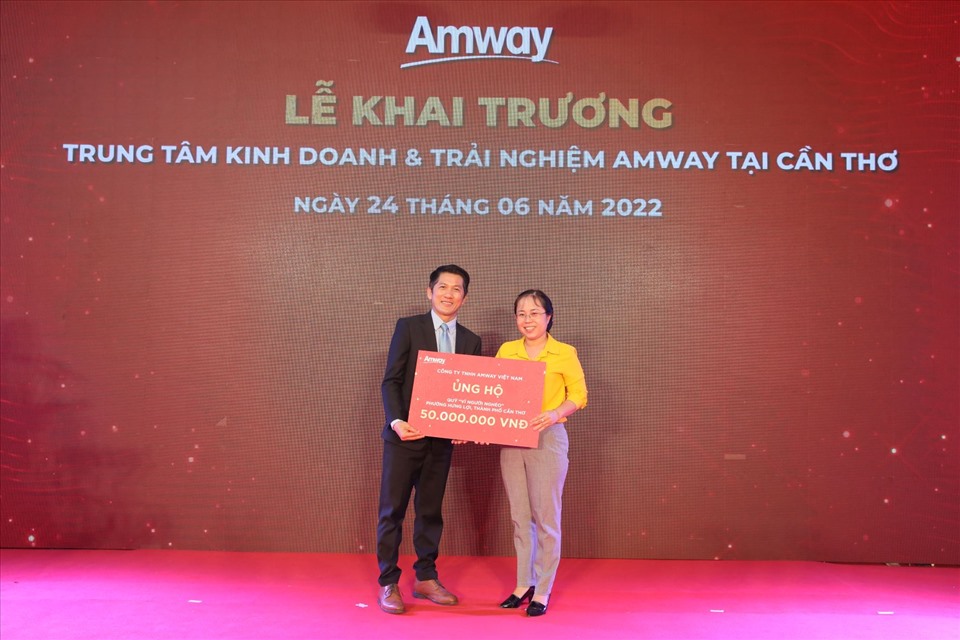 Amway Việt Nam trao tặng 50 triệu đồng hỗ trợ Quỹ vì người nghèo của phường Hưng Lợi, Quận Ninh Kiều, TP.Cần Thơ.