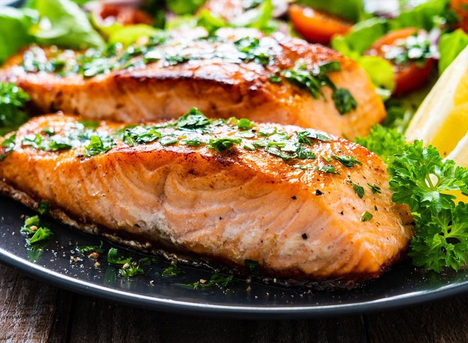 Cá hồi giàu protein và chất béo omega-3 tốt cho quá trình giảm cân sau tuổi 40. Ảnh: Eatthis