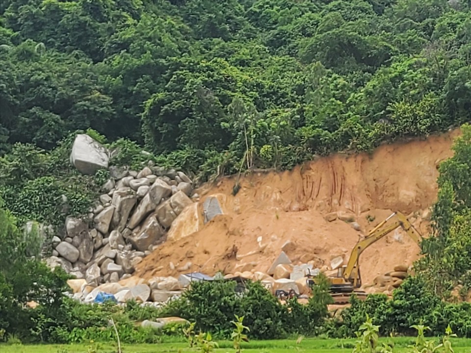 Nhiều khu vực đồi núi bị đào bới để khai thác đá.