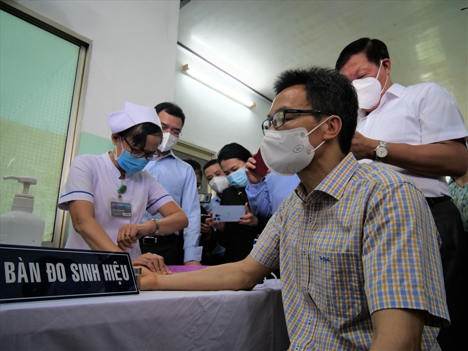 Sau khi đo huyết áp, kiểm tra sàng lọc sức khỏe, Phó Thủ tướng được tiêm vaccine COVID-19 tại phòng 25, thuộc khu Khám bệnh của bệnh viện. Ảnh: Anh Tú.