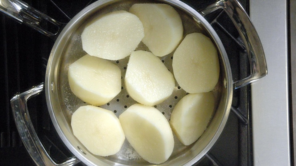 Cần hầm nhừ khoai tây để món ăn vừa ngon lại đảm bảo chất dinh dưỡng. Ảnh: Xinhua