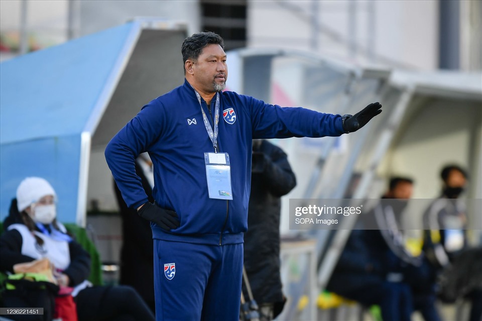 Huấn luyện viên Worrawoot Srimaka bất ngờ từ chức sau giải U23 châu Á. Ảnh: Getty.