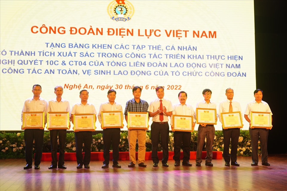 Ban công đoàn ĐLVN đã tổ chức khen thưởng cho 16 đơn vị. Ảnh: Minh Khuê