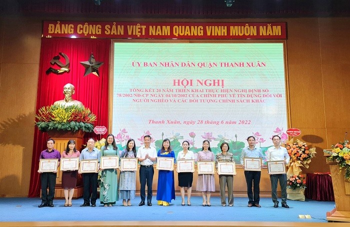 Phó Chủ tịch UBND quận Thanh Xuân Đặng Khánh Hòa khen thưởng cho các tập thể và cá nhân có thành tích trong triển khai tín dụng chính sách
