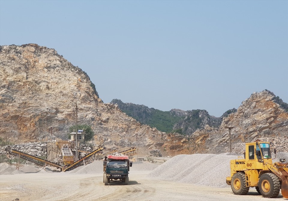 Trong quá trình khai thác đá, Công ty TNHH Đầu tư phát triển Xuân Hiếu đã vi phạm các quy định về bảo vệ môi trường. Ảnh: NT