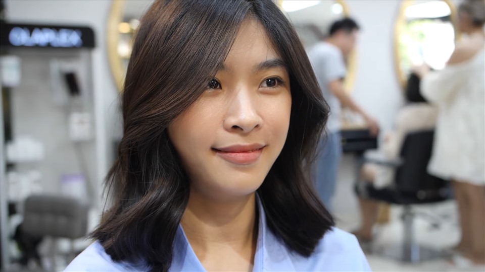 Thí sinh Đỗ Linh Chi hiến tóc cho bệnh nhân ung thư. Ảnh: MWV.