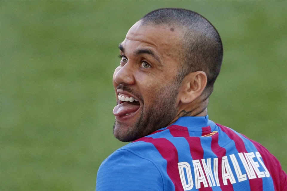 Alves đã để lại hình ảnh một con sư tử dũng mãnh ở Barcelona. Ảnh: AFP
