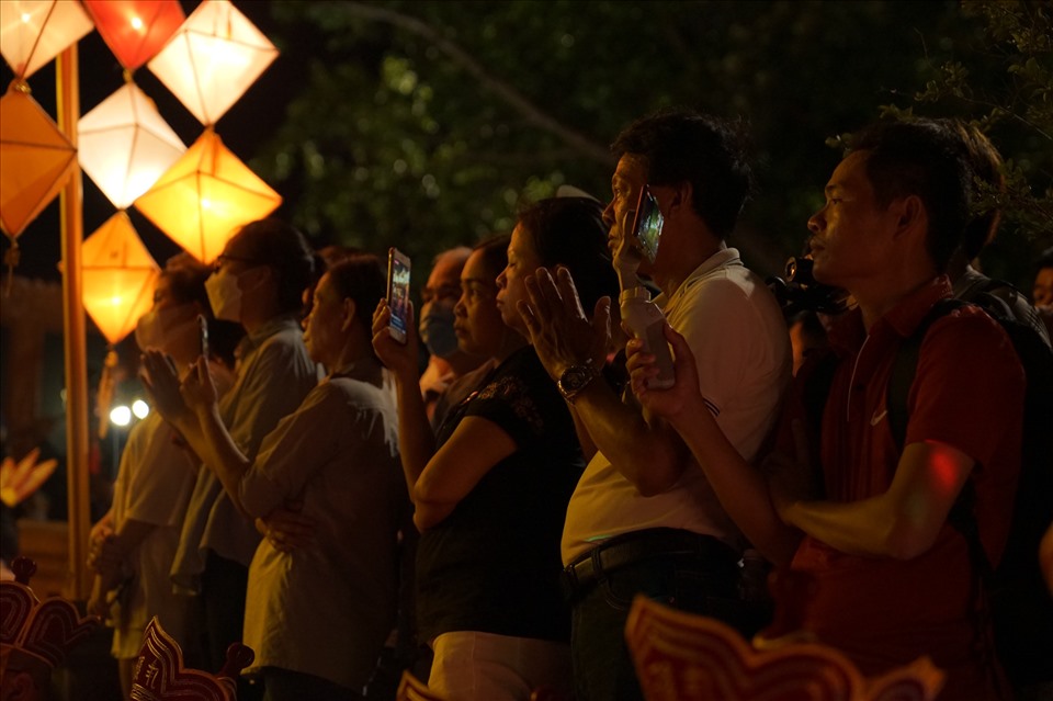 : Nhiều người tranh thủ chụp ảnh, ghi hình lại buổi lễ.
