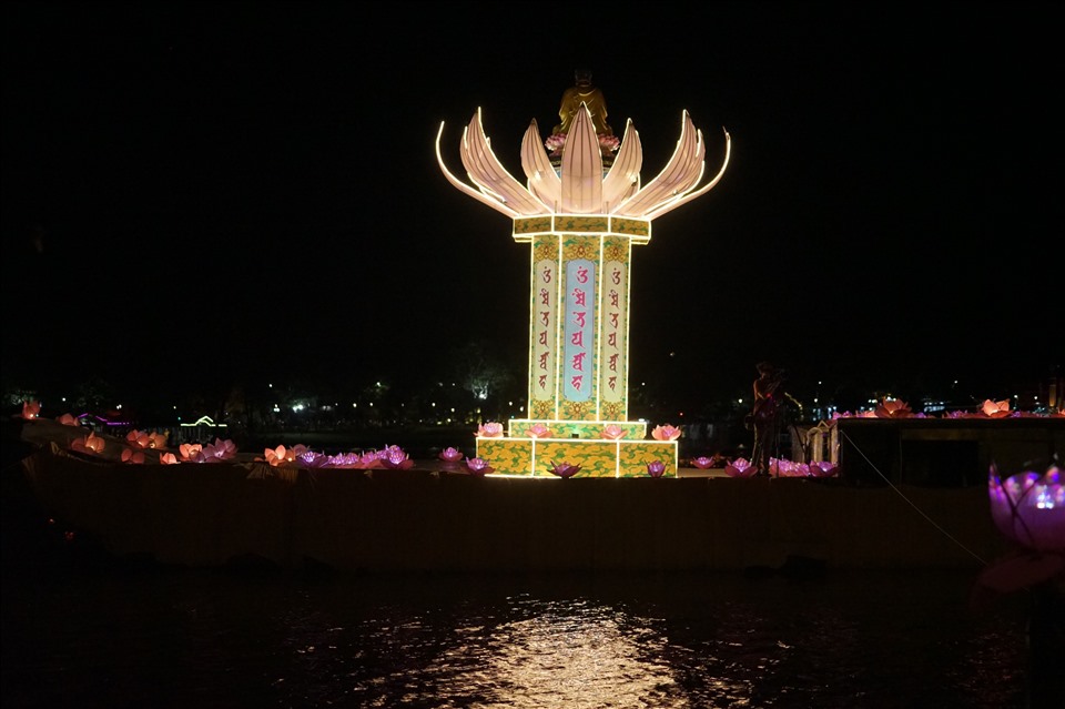 Tòa Đại Liên Đăng trên sông Hương ( Cao 9m, rộng 5m, đây là điểm nhấn chính tại địa điểm diễn ra buổi lễ khai mạc và các nghi lễ tâm linh)