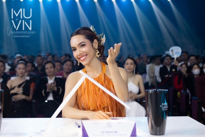 Á hâu Hoàng My ngồi ghế giám khảo cuộc thi Hoa hậu Hoàn vũ Việt Nam 2022. Sau đêm chung kết, cô ôm và an ủi các thí sinh vì đã nỗ lực, cố gắng hết mình. Ảnh: MUV.