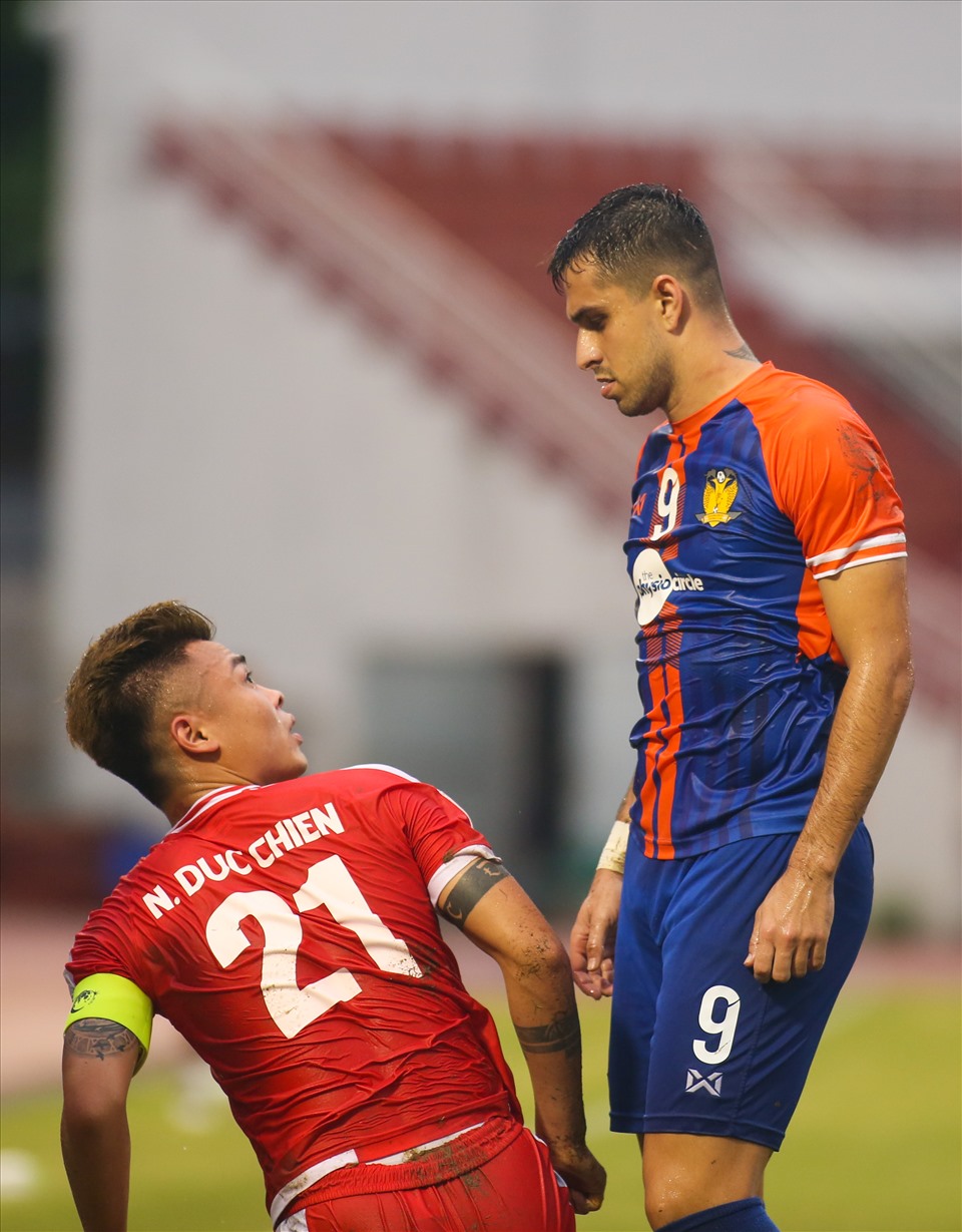 Số 21 của Viettel nổi nóng sau tình huống vào bóng có phần ác ý của cầu thủ Haugang United.