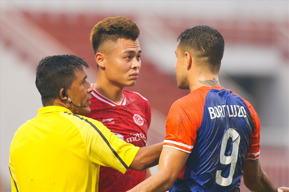 Số 21 của Viettel nổi nóng sau tình huống vào bóng có phần ác ý của cầu thủ Haugang United.