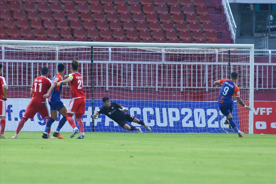 Khi chưa ổn định được lối chơi thì Viettel bất ngờ bị thủng lưới. Phút 25, Hougang United được hưởng phạt đền sau tình huống Suhaimi va chạm với Nguyễn Đức Hoàng Minh trong vùng cấm. Trên chấm 11m, Bortoluzo đánh bại Quàng Thế Tài để mở tỉ số trận đấu.