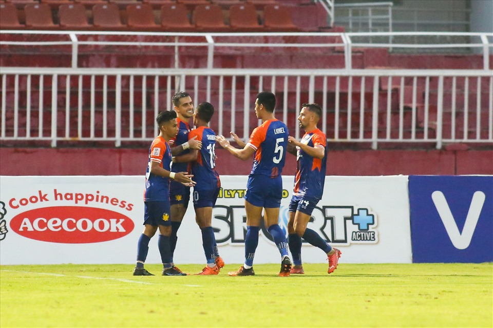 Hiệp 1 là hiệp đấu điên rồ với 4 quả penalty. 4 bàn thắng chia đều cho cả 2 đội. Những phút cuối hiệp 1, Haugang United vẫn kịp ghi 1 bàn để kết thúc hiệp đầu tiên với tỉ số 2-2.