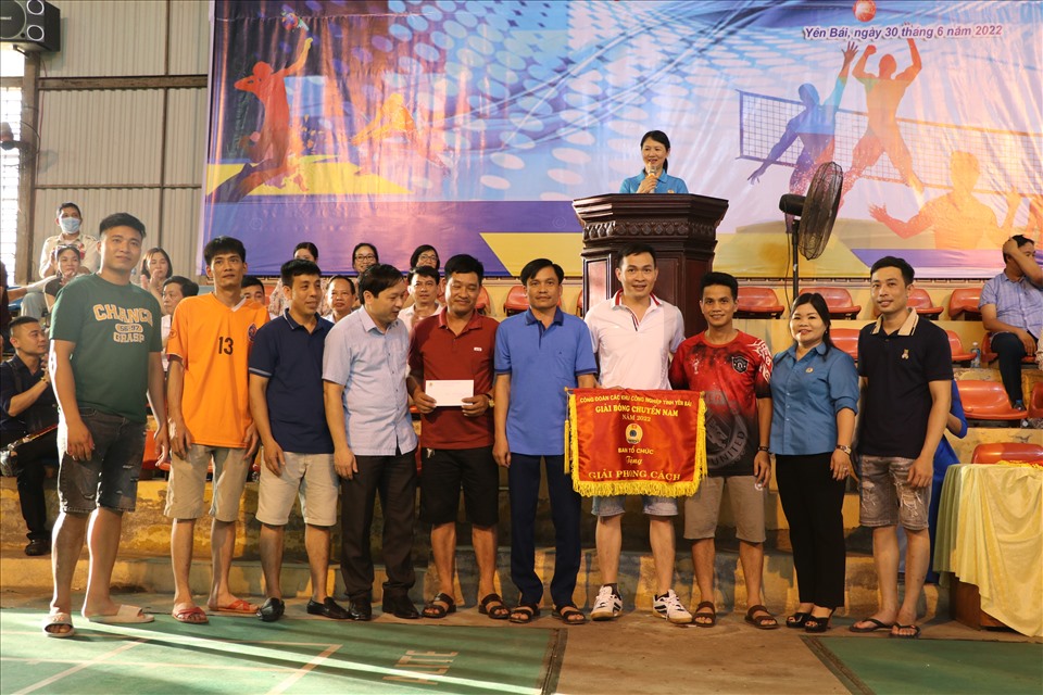 Ban tổ chức trao Giải phong cách cho Công đoàn Công ty Cổ phần sứ kỹ thuật Hoàng Liên Sơn.