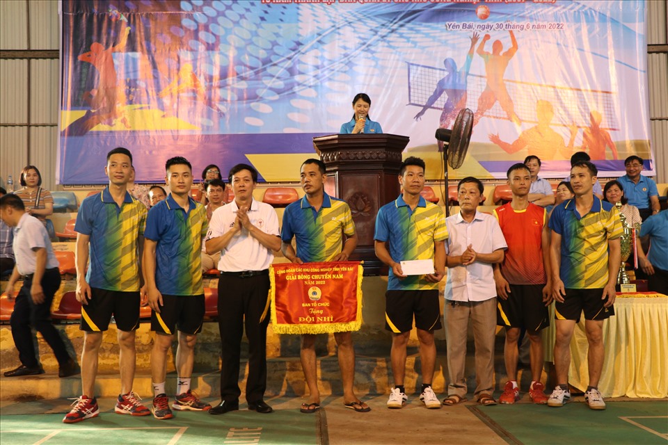 Ban tổ chức trao giải Nhì và Giải ba cho các đội tham dự.