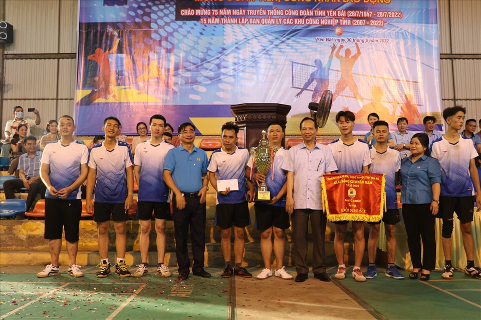 Lãnh đạo LĐLĐ tỉnh Yên Bái trao cờ, cup và tiền thưởng cho đội vô địch Giải bóng hơi nam trong đoàn viên, công nhân lao động năm 2022 do công đoàn các Khu công nghiệp phía nam tổ chức.