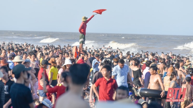 Nắng nóng khiến biển Sầm Sơn đông nghịt khách du lịch.