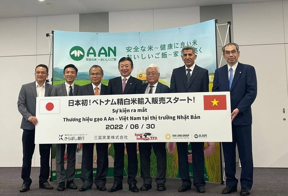 Đại sứ Vũ Hồng Nam (thứ 3 từ trái qua), đại diện Tập đoàn Tân Long, Ngân hàng Kiraboshi Nhật Bản và các đối tác tham dự sự kiện ra mắt gạo A An tại Nhật Bản
