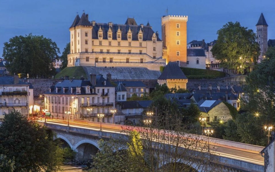 Lâu đài Château de Pau nằm ở trung tâm thành phố là điểm đến cực thu hút du khách. Đây là nơi Hoàng đế Henry IV của Pháp được sinh ra vào ngày 13/12/1553. Sau khi lên nắm quyền, Napoleon đã chọn lâu đài này làm nơi nghỉ dưỡng.