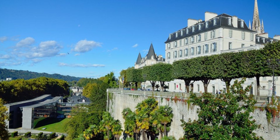 Pau được mệnh danh là thành phố Hoàng gia cổ đại dưới chân dãy núi Pyrenees, nơi có quang cảnh núi rừng tuyệt đẹp xen kẽ các tòa lâu đài tráng lệ mang đậm giá trị lịch sử.