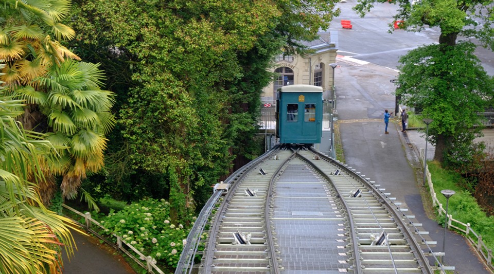 Chuyến tàu Funiculaire de Pau nối Boulevard des Pyrénées và Château de Pau, nằm ở thung lũng Gave de Pau giúp du khách thoải mái ngắm nhìn cảnh đẹp 2 bên đường. - Ảnh: