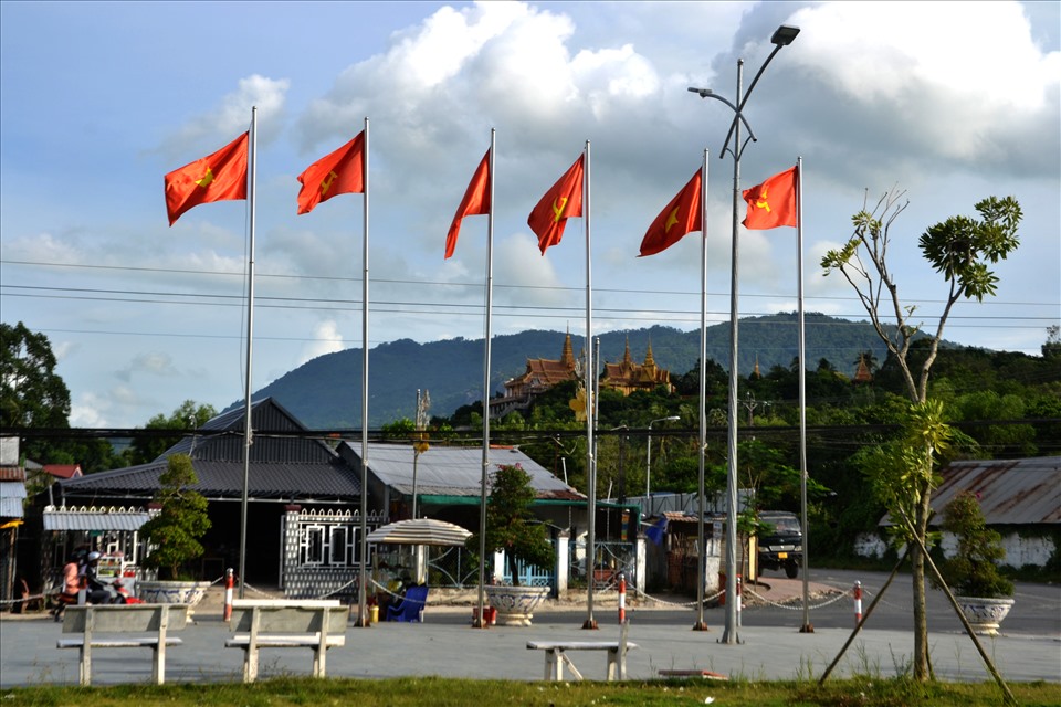 Cảnh quang đẹp từ Quảng trường Nguyễn Trãi nhìn về chùa Tà Pạ trên đỉnh “tuyệt tình cốc“. Ảnh: LT