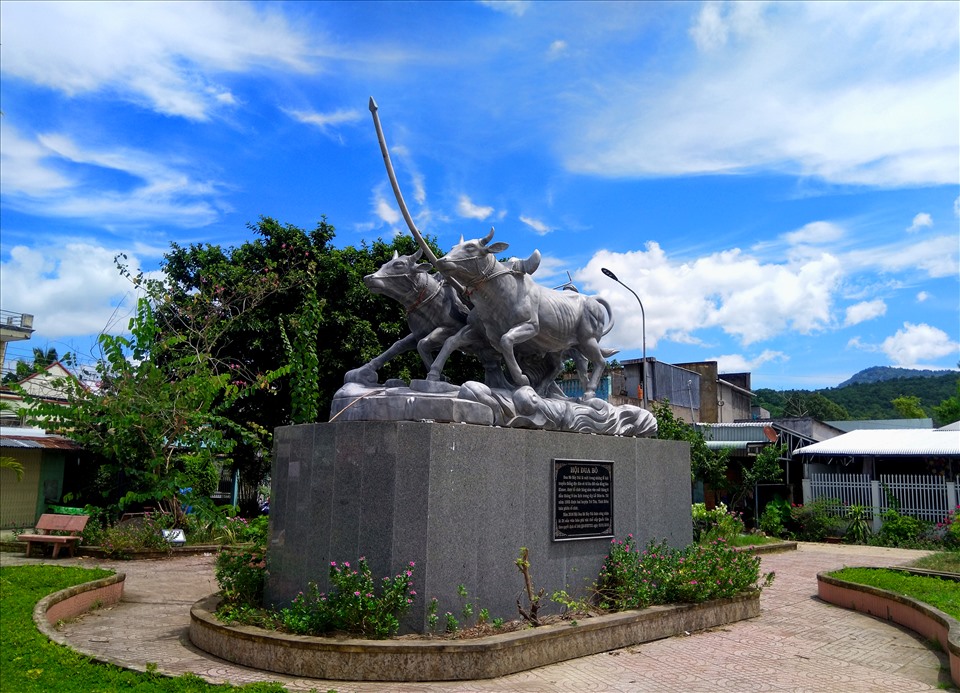 “Tượng đài” đua bò đặc trưng của văn hóa, thể thao đồng bào Khmer vùng Bảy Núi được huyện Tri Tôn dựng lên ngay nền đất chợ Cây Me (cũ) cửa ngõ vào thị trấn Tri Tôn, không chỉ có ý nghĩa về chỉnh trang cảnh quang, mà còn như lời tự giới thiệu đầy tự hào về đặc sản văn hóa bản địa. Ảnh: LT