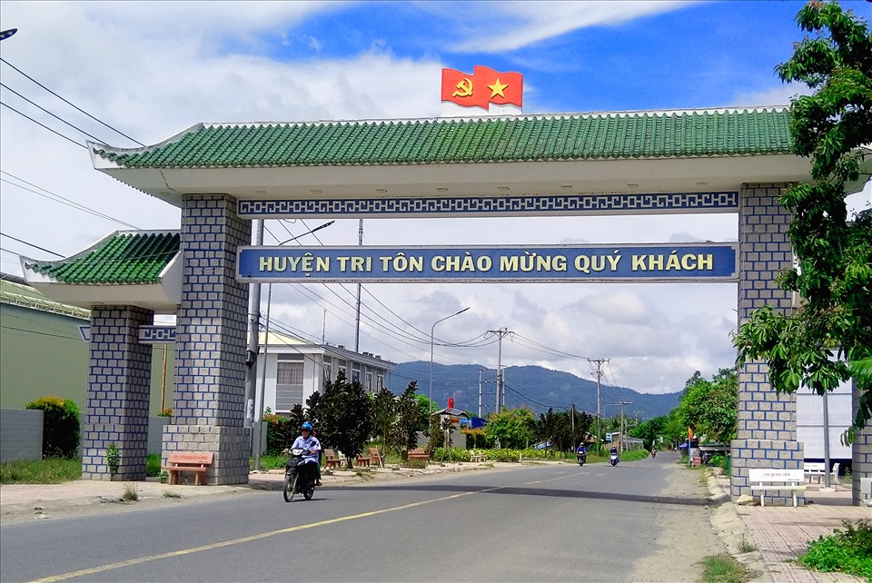 Tri Tôn là huyện miền núi, ven biên, đông đồng bào Khmer sinh sống. Ảnh: LT