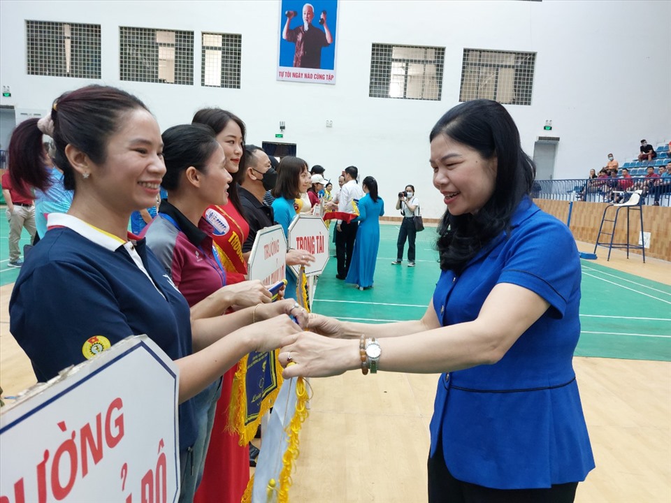 Phó chủ tịch Thường trực Liên đoàn Lao động Thành phố Hà Nội Đặng Thị Phương Hoa trao cờ lưu niệm cho các đội tham gia Hội khoẻ. Ảnh: Ngọc Ánh