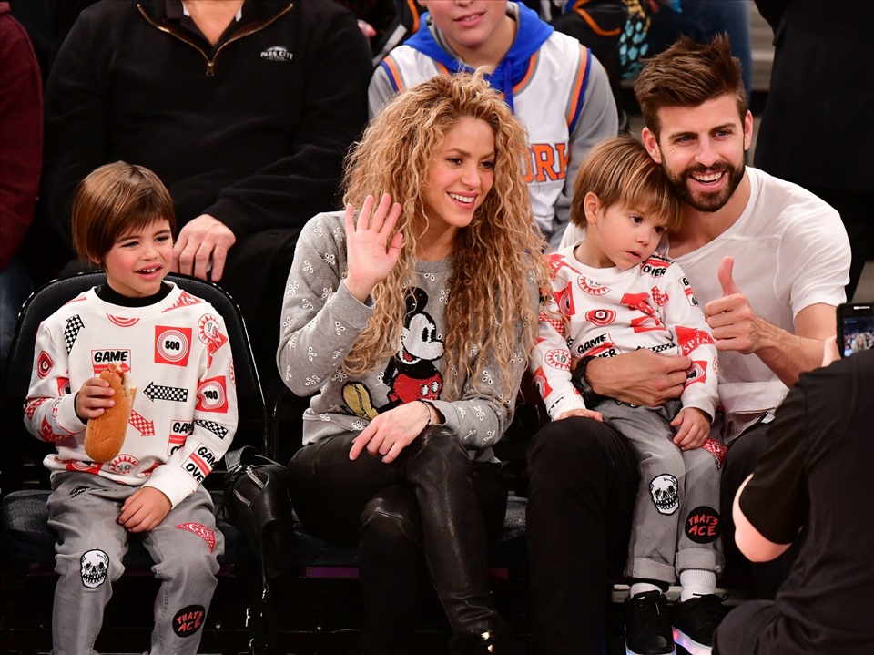 Gia đình hạnh phúc của Shakira và Gerard Pique. Ảnh: AFP.