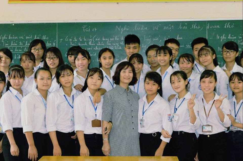 Cô Lê Thu Hà - giáo viên môn Ngữ văn Trường THPT Vĩnh Yên (Vĩnh Phúc) chụp ảnh lưu niệm cùng học trò. Ảnh: NVCC