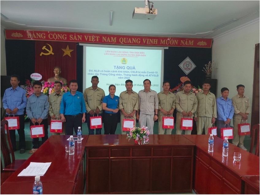 Lãnh đạo LĐLĐ huyện Điện Biên thăm, tặng quà công nhân lao động  Công ty cổ phần Xi măng Điện Biên