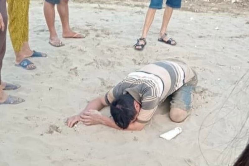 Người bố gào khóc trên bãi biển, khi 2 con bị đuối nước thương tâm. Ảnh: Người dân cung cấp