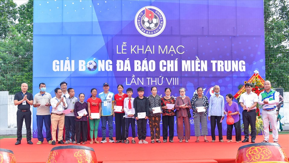 Đại diện các đội bóng trao quà hỗ trợ cho 15 gia đình nghèo ở TP.Thanh Hóa. Ảnh: H.D