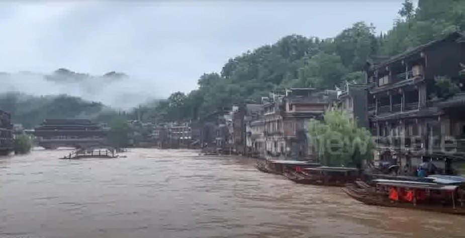 Một vài hình ảnh về lũ lụt tại Phượng Hoàng Cổ Trấn ở Trung Quốc. Ảnh chụp màn hình Newsflare