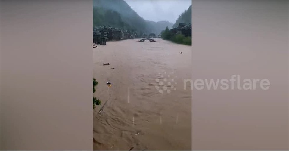 Một vài hình ảnh về lũ lụt tại Phượng Hoàng Cổ Trấn ở Trung Quốc. Ảnh chụp màn hình Newsflare