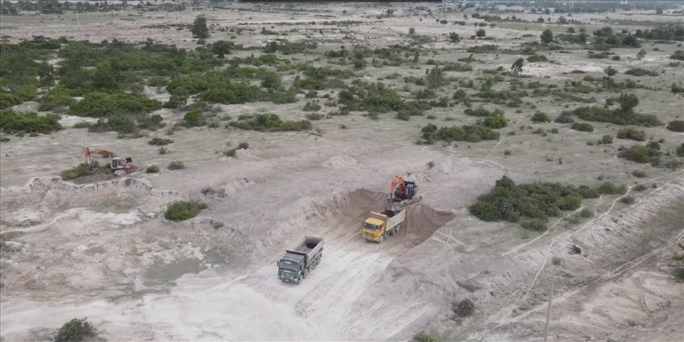 Một xe tải tận thu đất cát trong phạm vi giai đoạn 2 của dự án Khu công nghiệp Phước Nam.