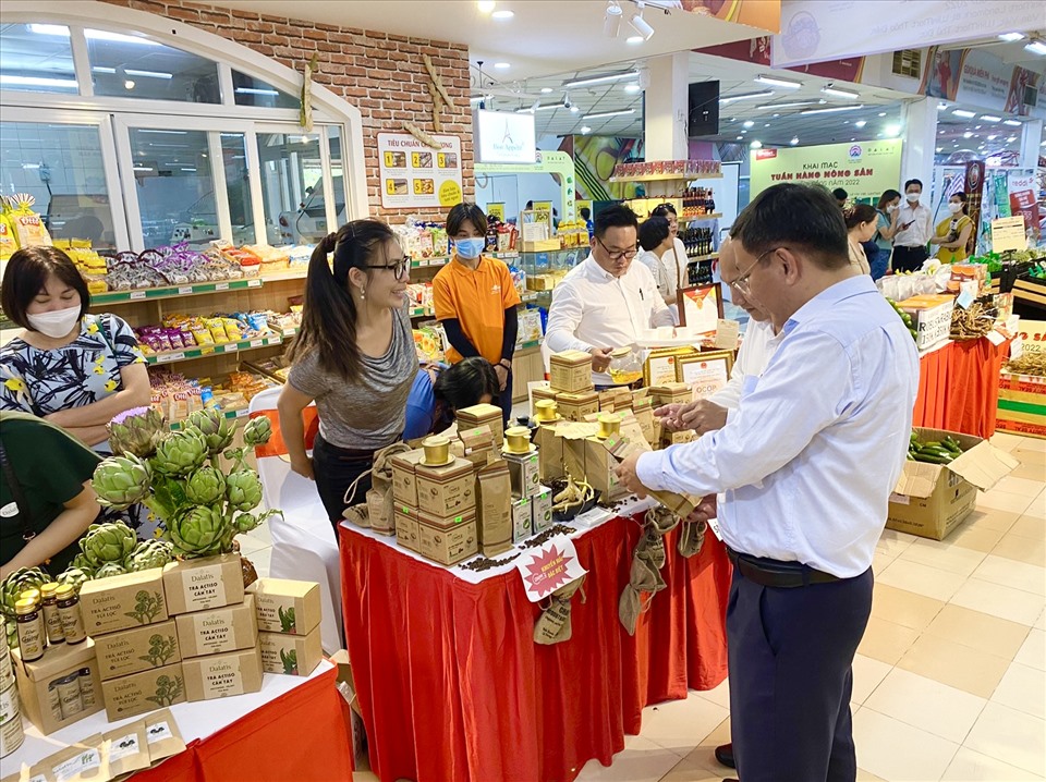 Lãnh đạo Sở Công Thương tỉnh Lâm Đồng và TP. Hồ Chí Minh tham quan gian hàng nông sản